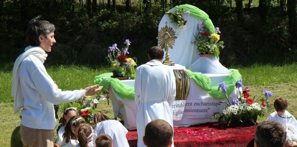 Fête-Dieu, procession présidée par Mgr G. LOUIS, co-animée avec le Verbe de Vie en lien avec la paroisse