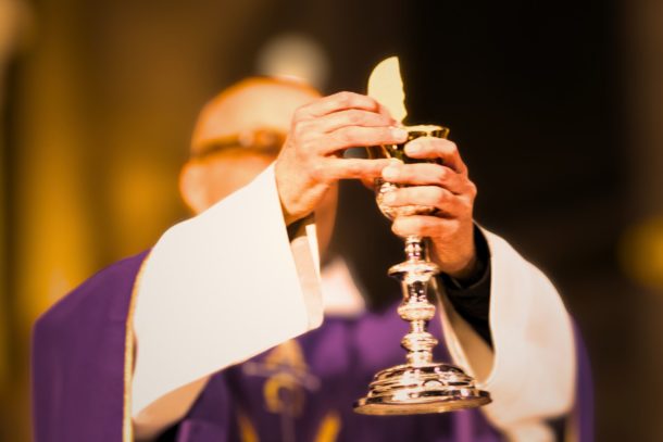 L’Eucharistie est vraiment un coin du ciel qui s’ouvre sur la terre (saint Jean-Paul II)